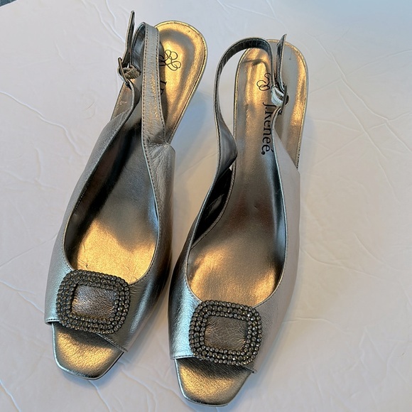 Free matching clutch! J. Renee silver metallic pumps. Size 9M - Picture 2 of 11